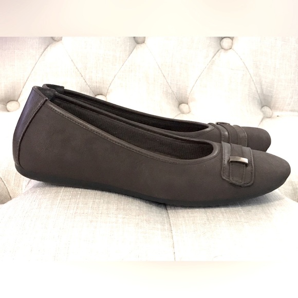 Easy Street Comfort Wave Brown Flats 7M Buckle Round Toe Faux Suede New NWOT - Picture 2 of 13